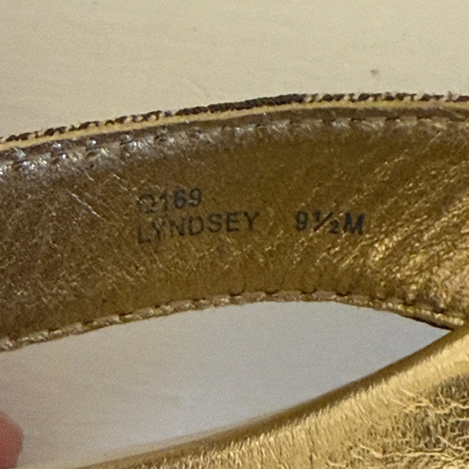 Coach Lyndsey Sandals Womens Size 9.5 Gold Leather Thong Flip Flop Logo Shoes - Image 9