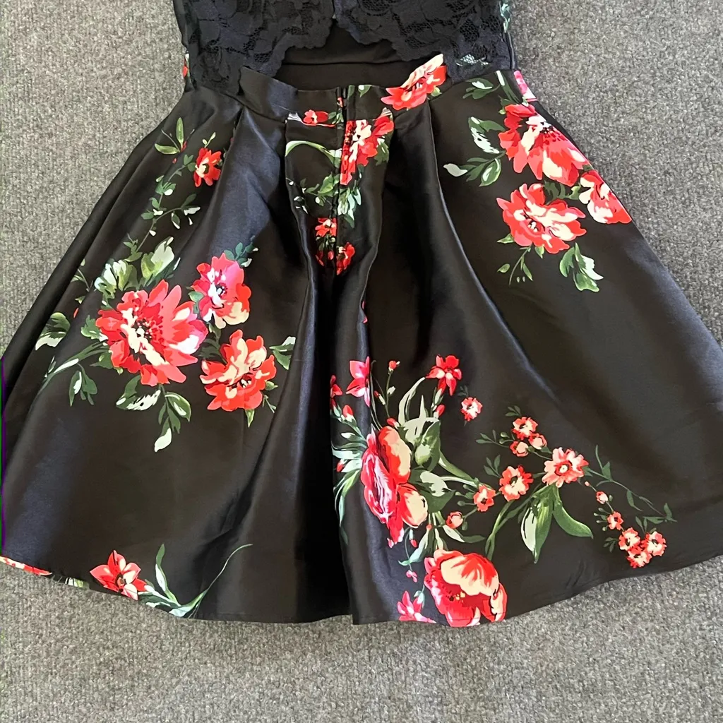 B. Smart Floral Black Halter Dress Size 3 - Image 8