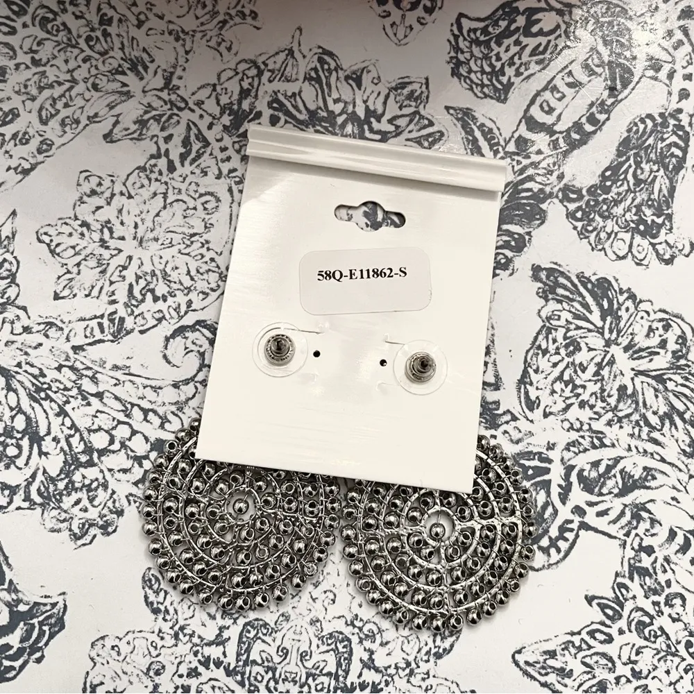 NWT Caroline Hill Medallion Drop Bead Metal Circle Earrings - Image 4