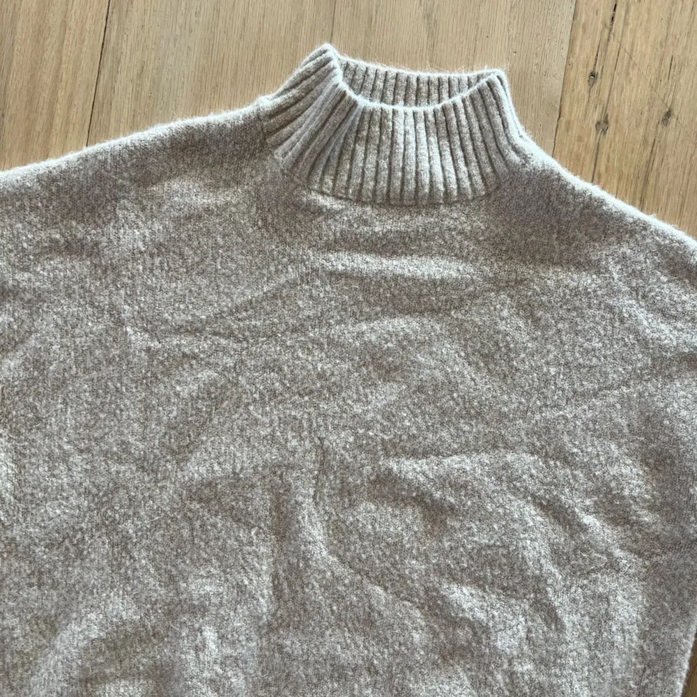 Bershka Beige Wool Long Sleeve Sweater Size Medium - Image 2
