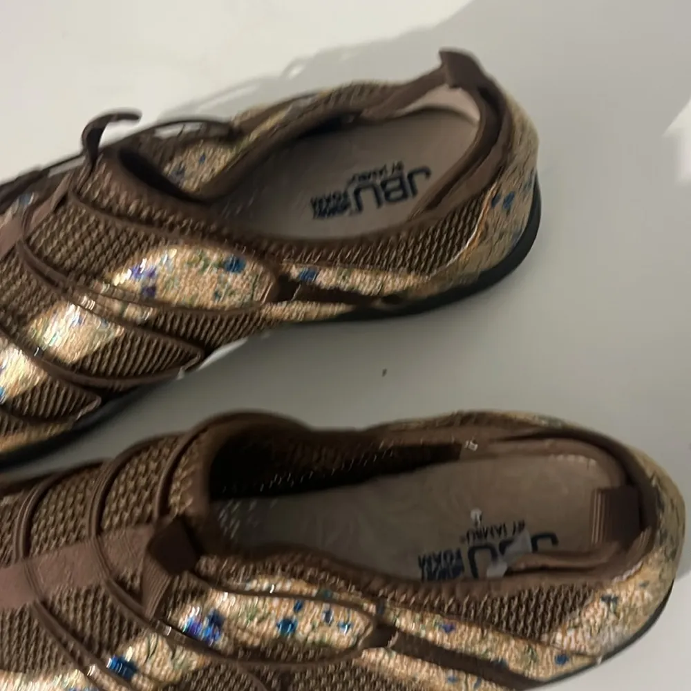 JBU by Jambu Women’s Brandi Casual Slip-On Shoe Brown Gold Floral 12W Wide - Image 4