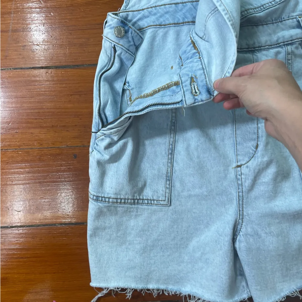 WeWoreWhat Light Wash Denim Slit Hem Raw Edge Overalls Shorts - Size Large - Image 10