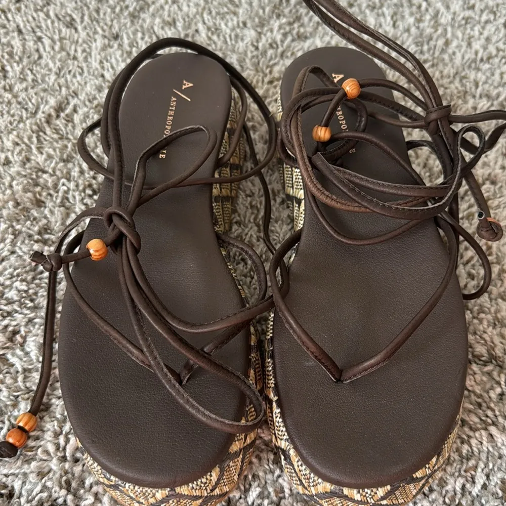 Anthropologie 39 Brown Strappy Woven Sandals with Patterned Platform - Image 6