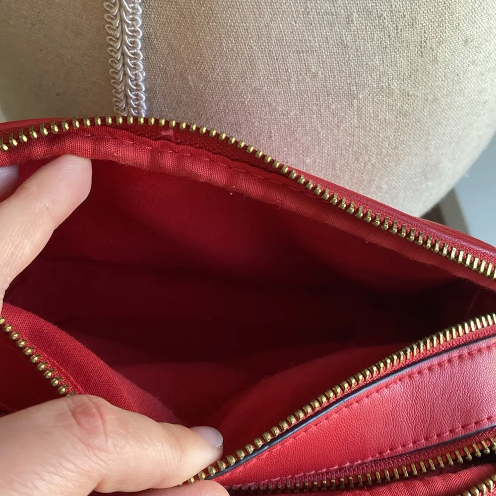 Red crossbody camera bag from Italy, faux leather - Image 11