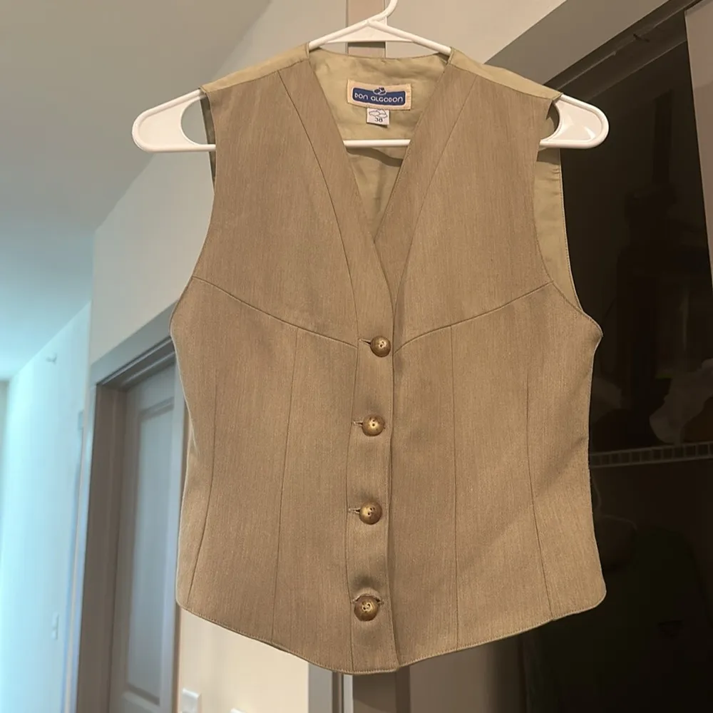 NWOT sage green vest size medium - Image 2