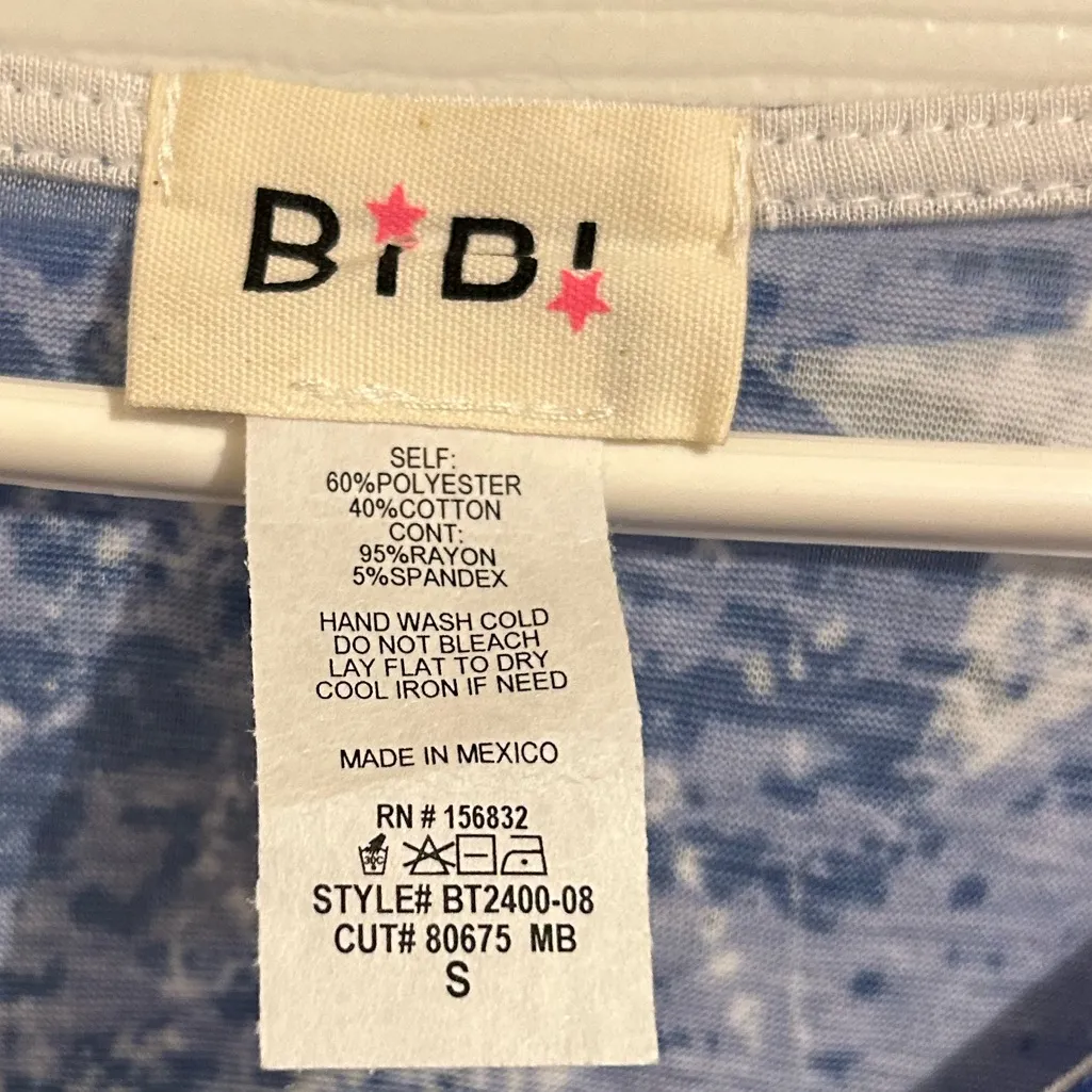 New BiBi USA red white & blue stars & stripes short Sleeve v neck Top Small - Image 2