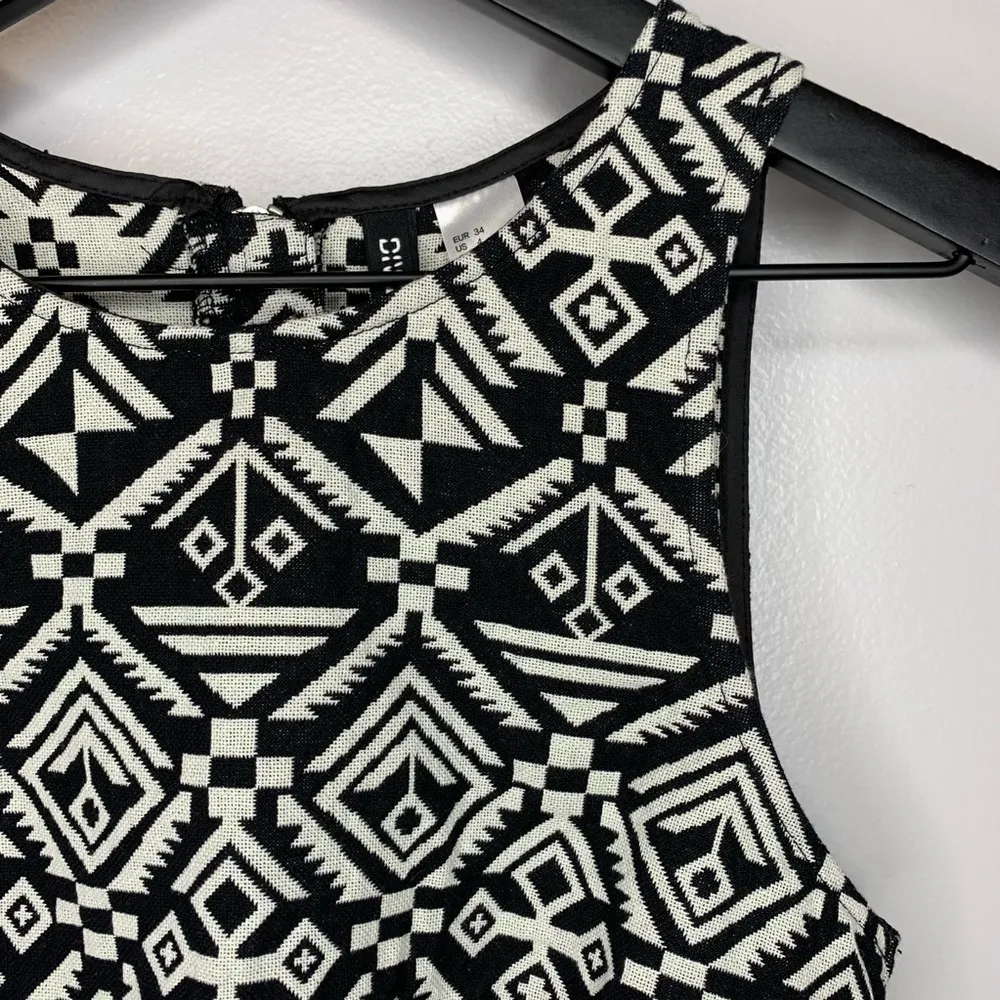 H&M Divided Black and White Sleeveless Crop Top Size 4 - Image 6