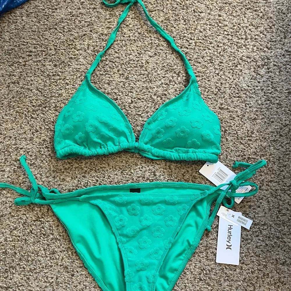 3 piece Hurley bikini plus matching skirts coverup - Image 2