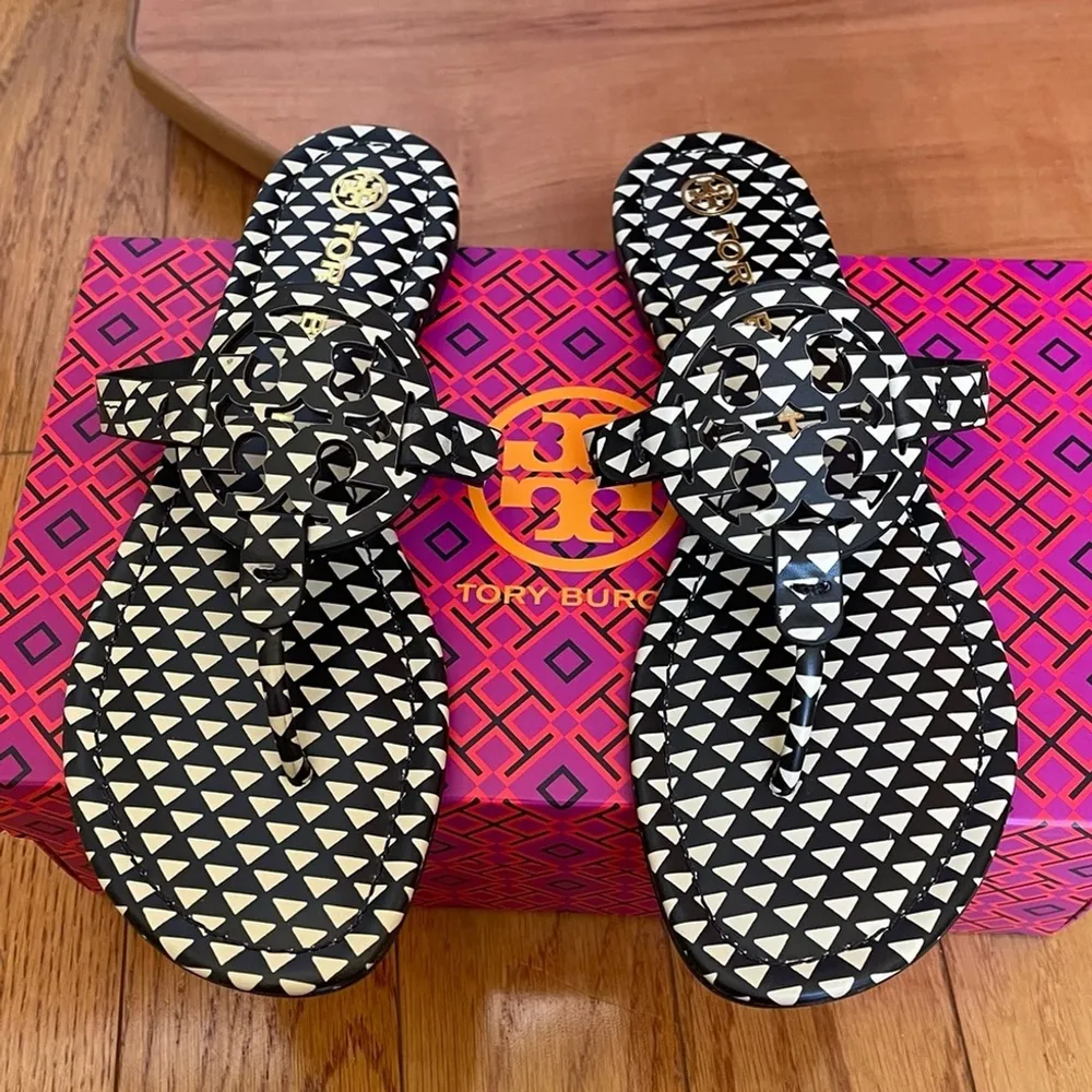 New TORY BURCH Miller Logo Prints Leather Thong Sandal In Triangle Geo Sz 8 - Image 2
