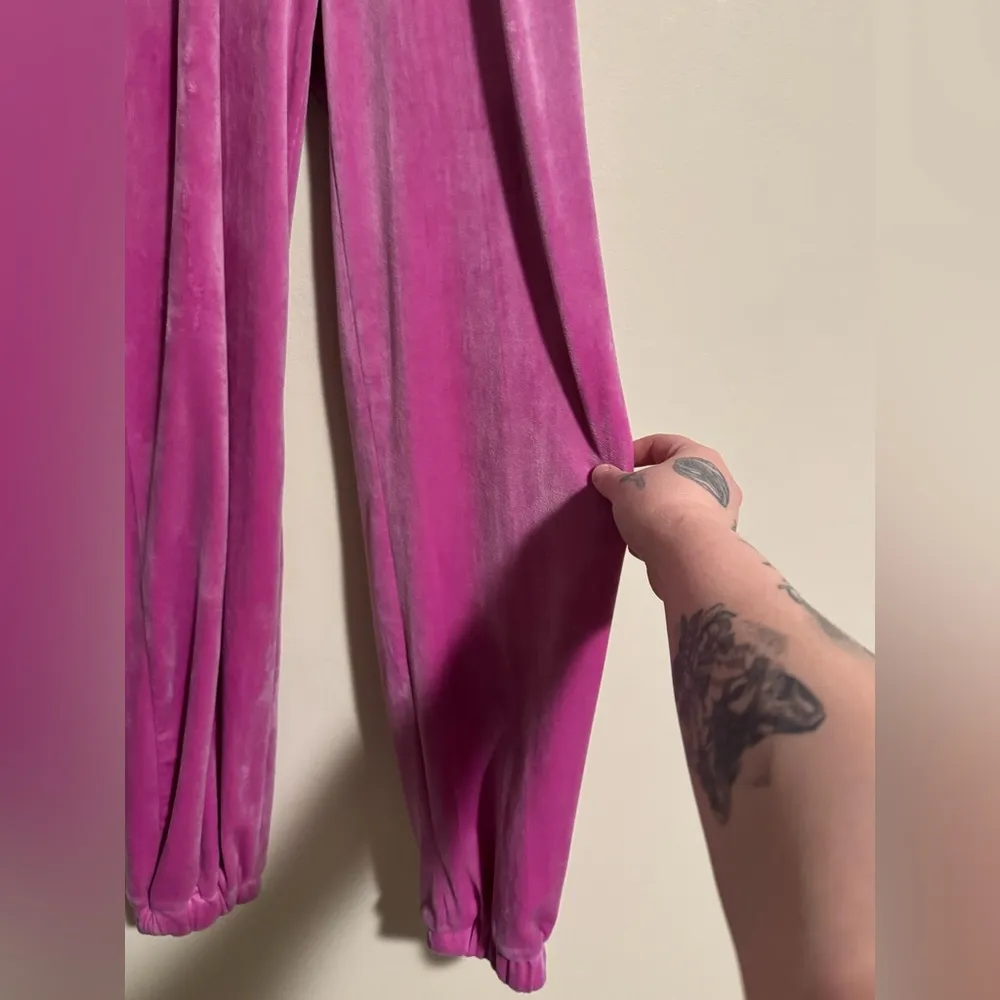 EUC Vivre La Vie Pink Waist Cutout Velour Joggers size small - Image 5