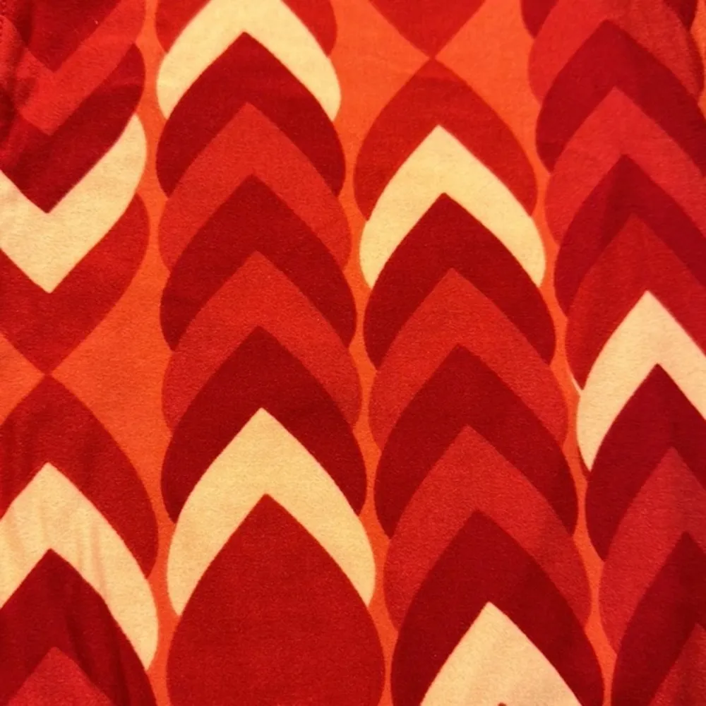 Lularoe Hearts Red Leggings EUC/NC TC #7351 - Image 2