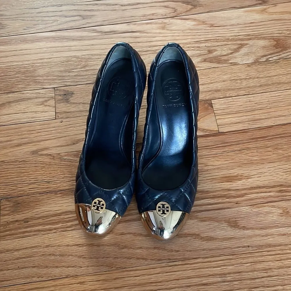 Tory Burch Kaitlin black quilted monogram gold cap toe leather wedges size 7 - Image 3