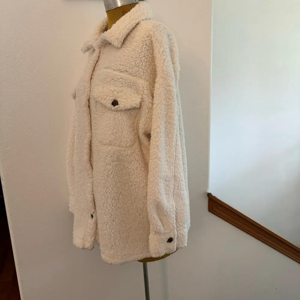 New  Cozy Sherpa Shacket, Women's jacket Size M/L Cream - Image 3