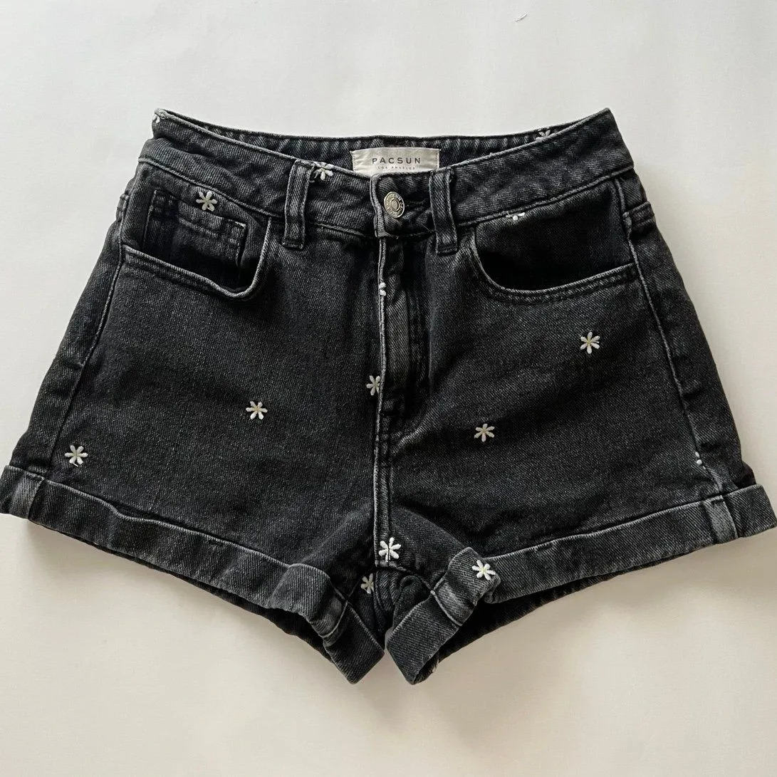 Pacsun Black daisy embroidered denim shorts - Image 2