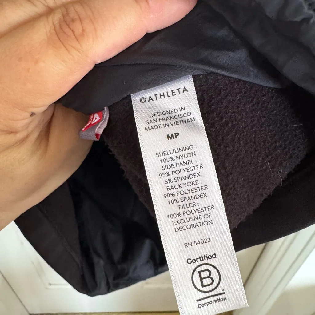 Athleta black Rock Ridge PrimaLoft vest size medium petite - Image 7