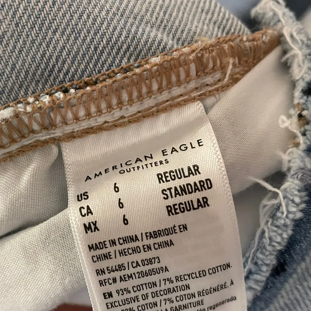 American Eagle Distressed 90s Straight Leg Light Wash Denim Jeans Size 6 - Image 10