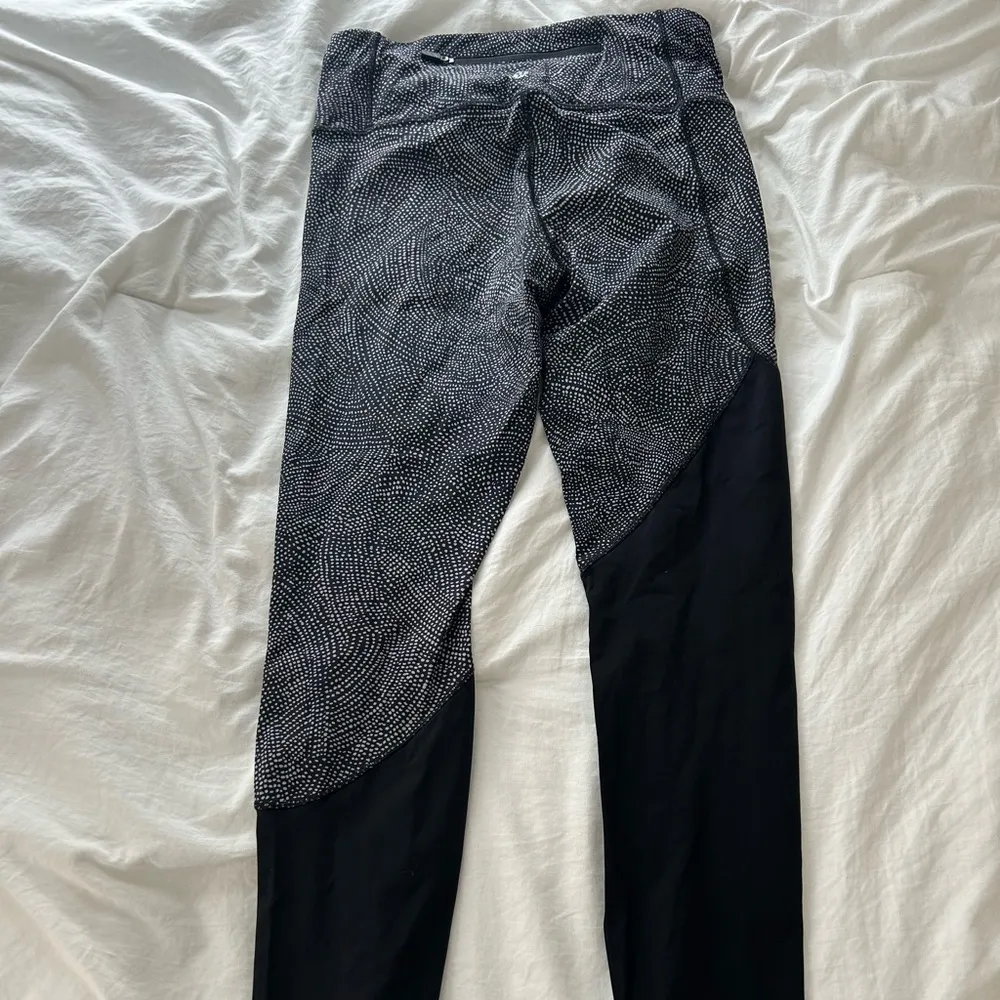 Lululemon Black and White Patterned Leggings - Image 2