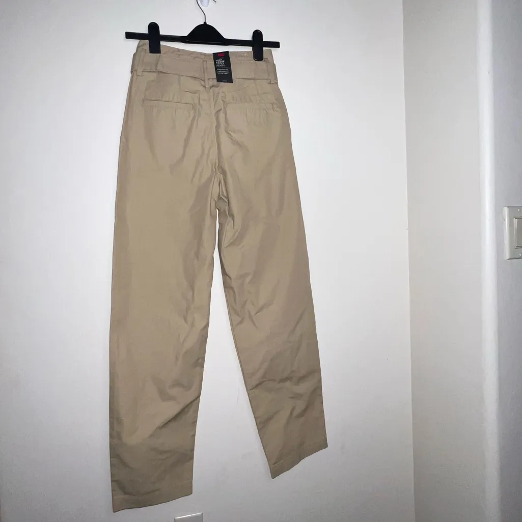 Levi's Women's Khaki High Loose Tapper Pants 24x30 - Image 4