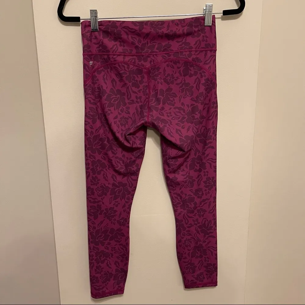 Fabletics Mid-Rise Printed PureLuxe Capri in Primrose Raspberry Size Medium - Image 6