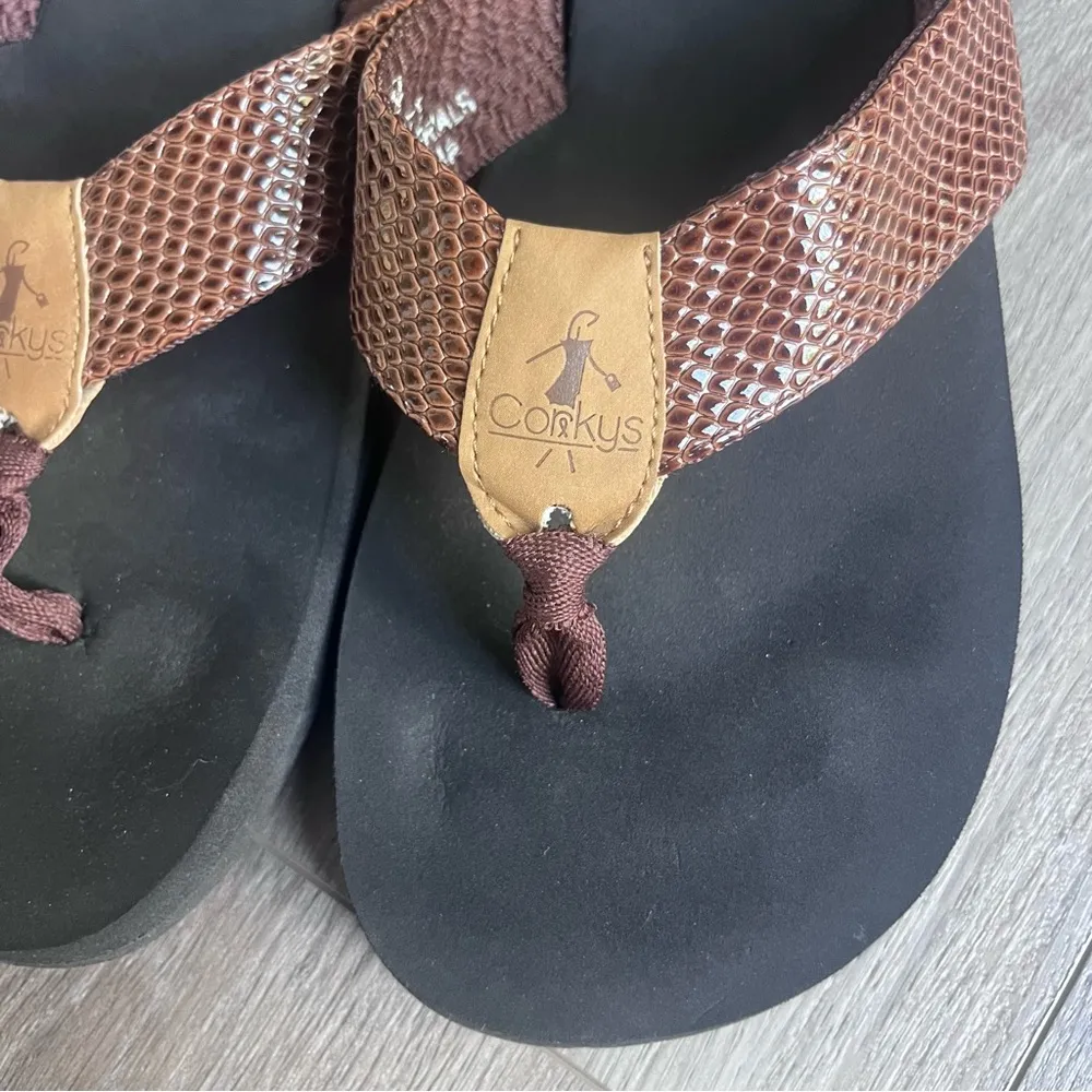 Corkys Textured Brown and Black Flip Flops Women’s 11 - Image 2