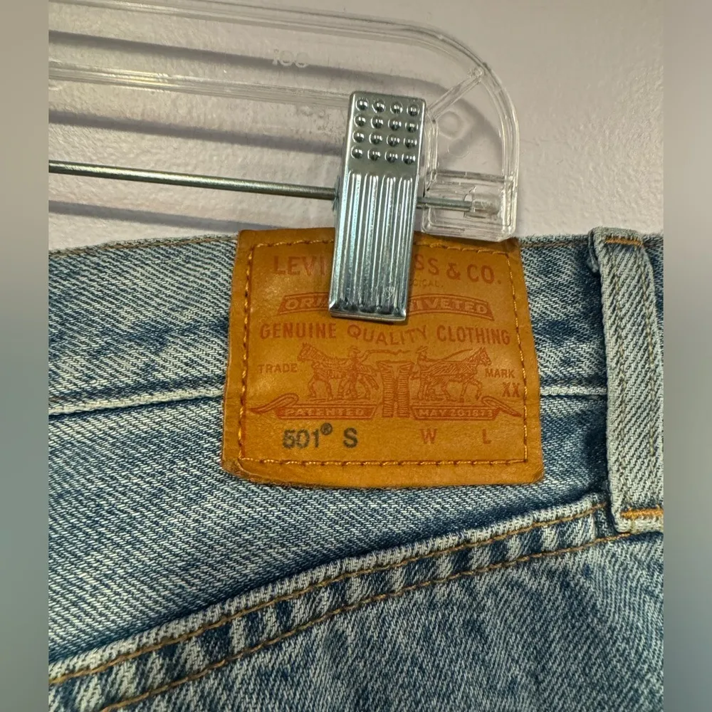 Levi’s 501 short medium wash denim jeans - Image 5