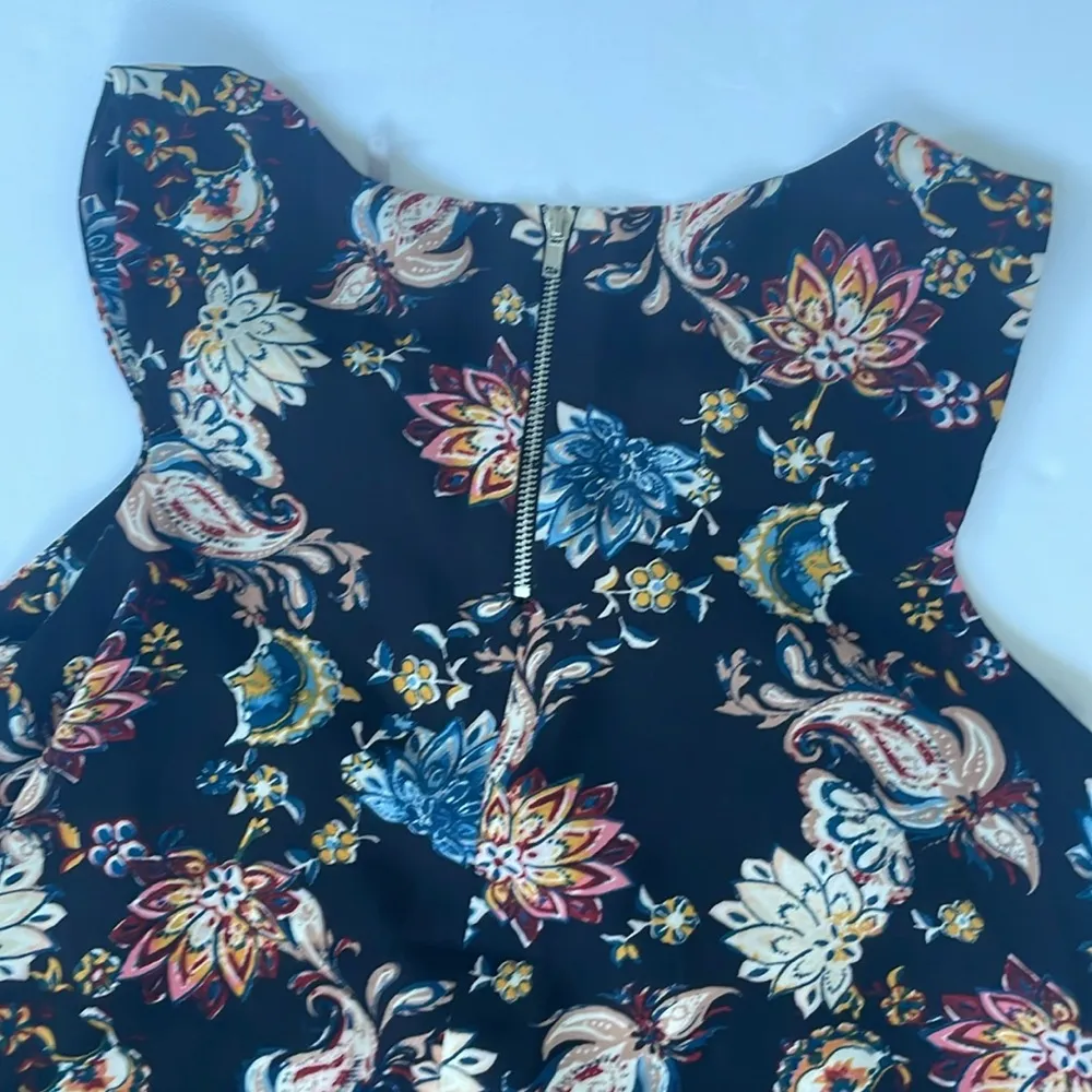 Paper Crane Women’s Black Floral Sleeveless Flowy Lightweight Blouse Medium - Image 6