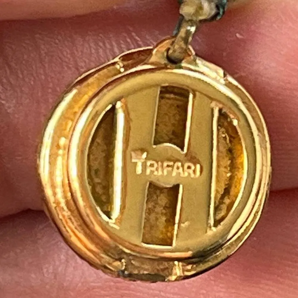 Vintage Crown Trifari Faux Pearl Necklace 22" Goldtone Hiddden Clasp Old Money - Image 9