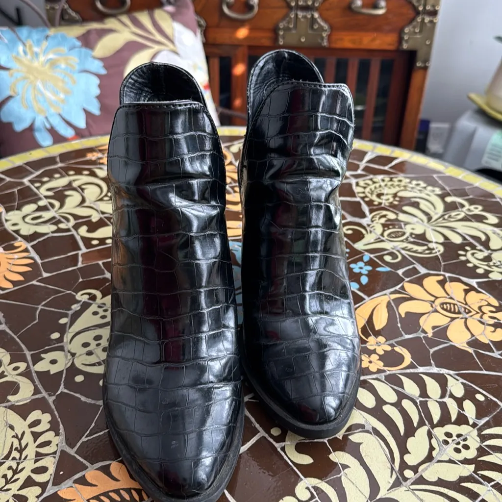 STEVE MADDEN REPTILE TEXTURE ANKLE BOOT. SZ: 6.5 - Image 2