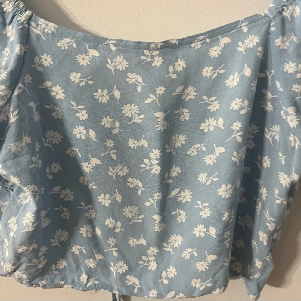 Pacsun/LA Hearts Blue Floral Puff Short Sleeve Open Top With Front Tie Bows XS - Image 11