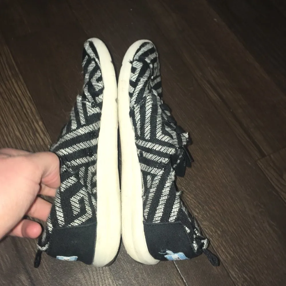 Tom’s 7.5 black and white abstract striped tennis shoes/sneakers - Image 3