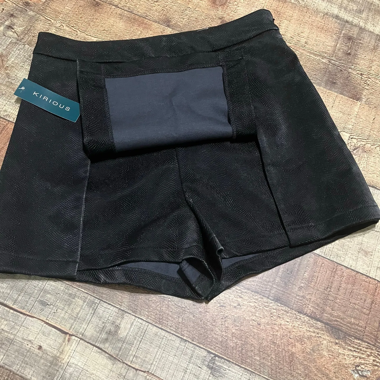 Kirious NEW Women's Black Faux Leather Reptile Shorts Mini Skort Sz L Date Night - Image 2