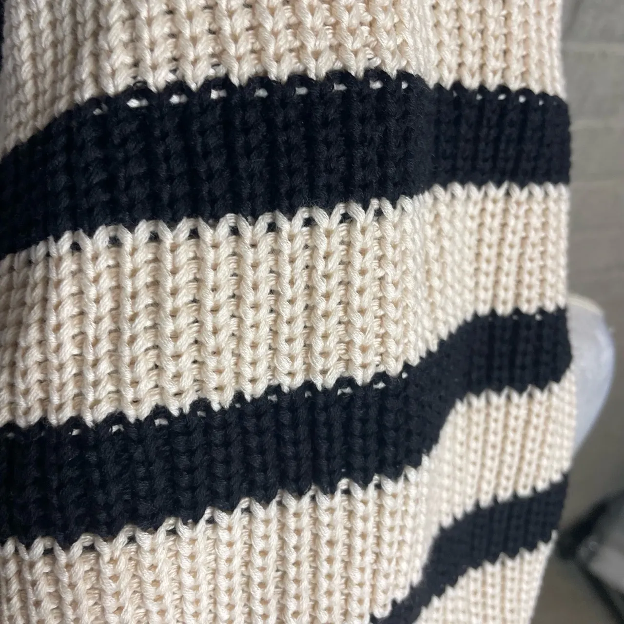 John and Jenn Cream Black Stripe Sleeveless Ribbed Knit Vest Sweater Size Medium - Image 4