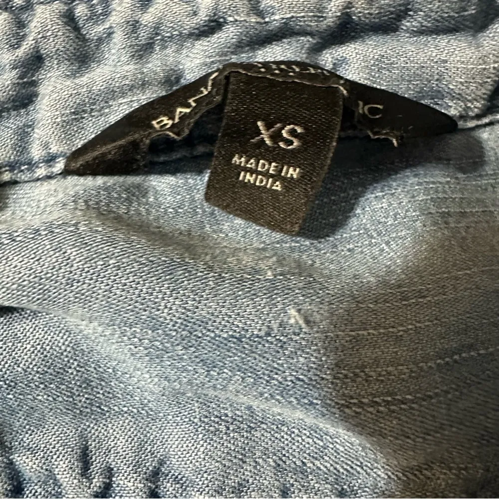 Banana Republic woman's size xsmall denim button down sleeveless shirt - Image 3