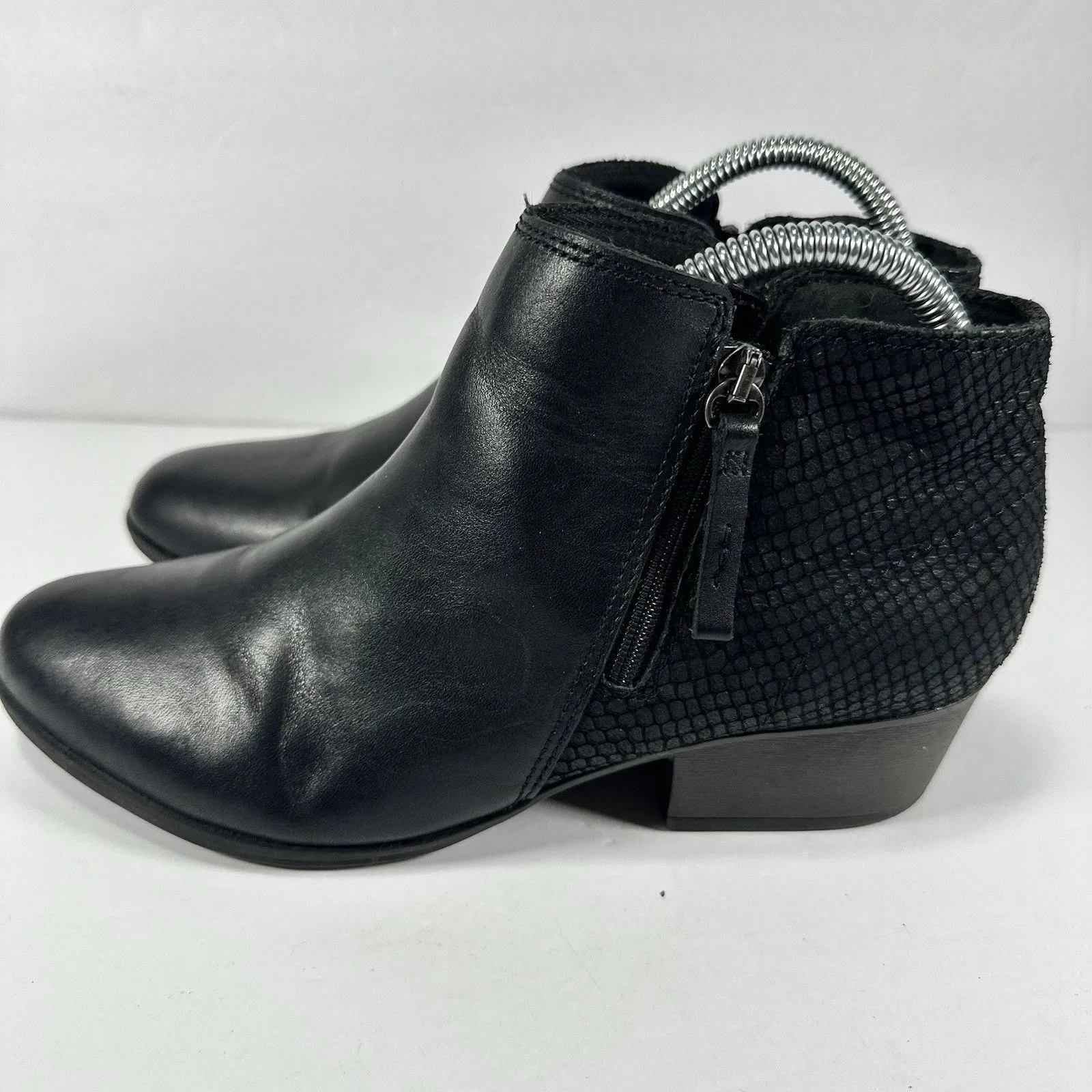 Clarks Women's Black Leather Ankle Boots Size 9.5 M Snakeskin Embossed Heel Zip - Image 2