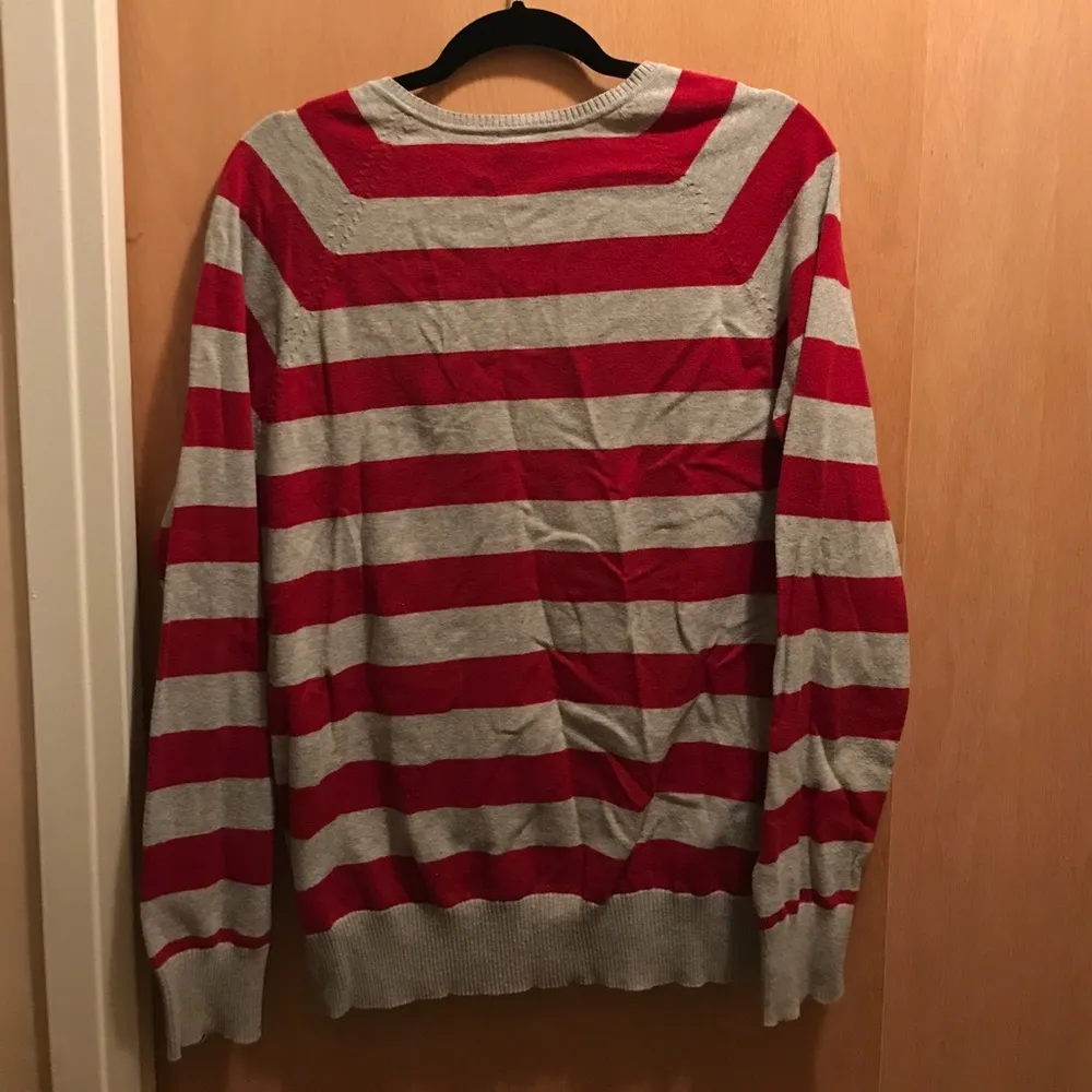 Red and gray long sleeve vneck sweater size XL - Image 2