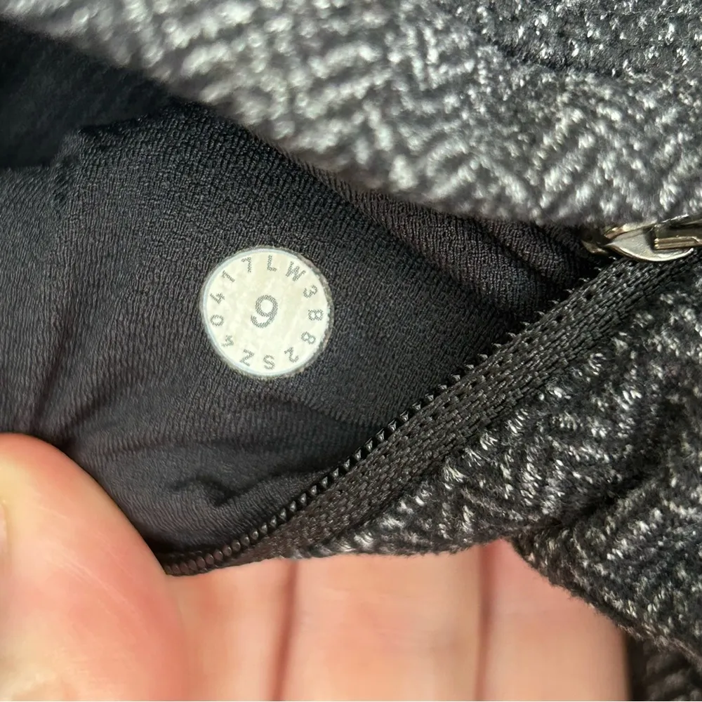 Lululemon Base Runner 1/2 Zip Heathered Herringbone Black Grey 6 - Image 8