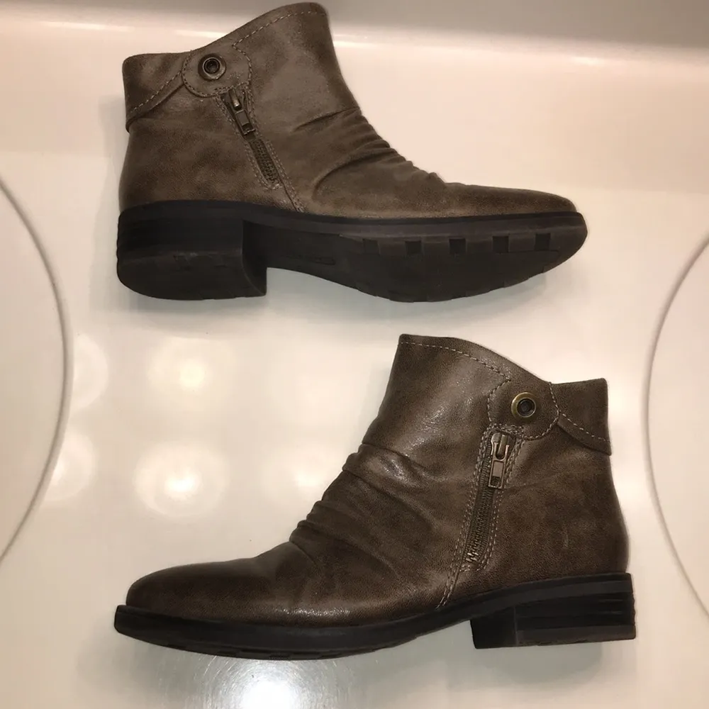 BareTraps Women’s Anika Faux Leather Taupe Zip-Up Moto Heeled Ankle Booties - Image 5