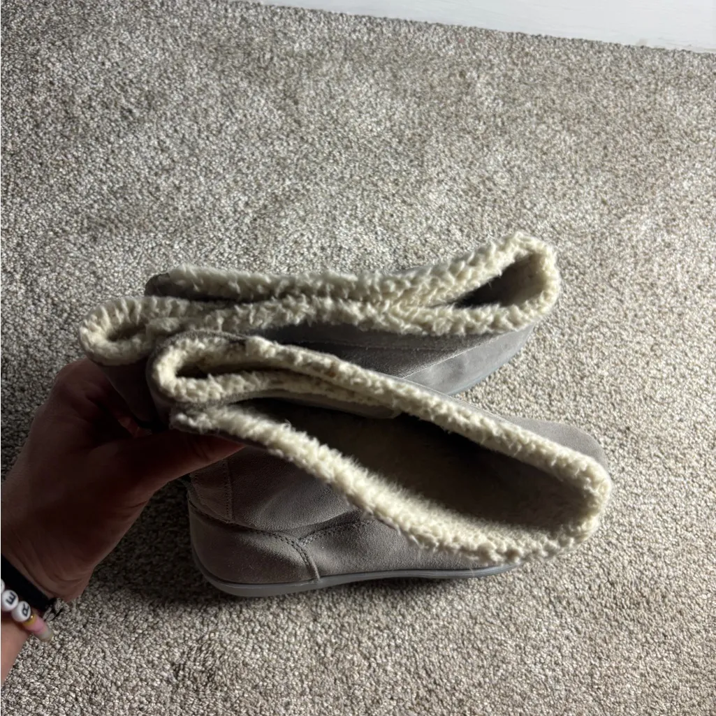 Crocs Women Adela Boots Size 9 Gray Faux Fur Suede Snow Outdoor Winter Shoes - Image 3