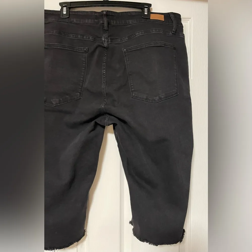 Judi Blue Women’s Slim Fit Distressed Black Capri Plus Size 22W - Image 6