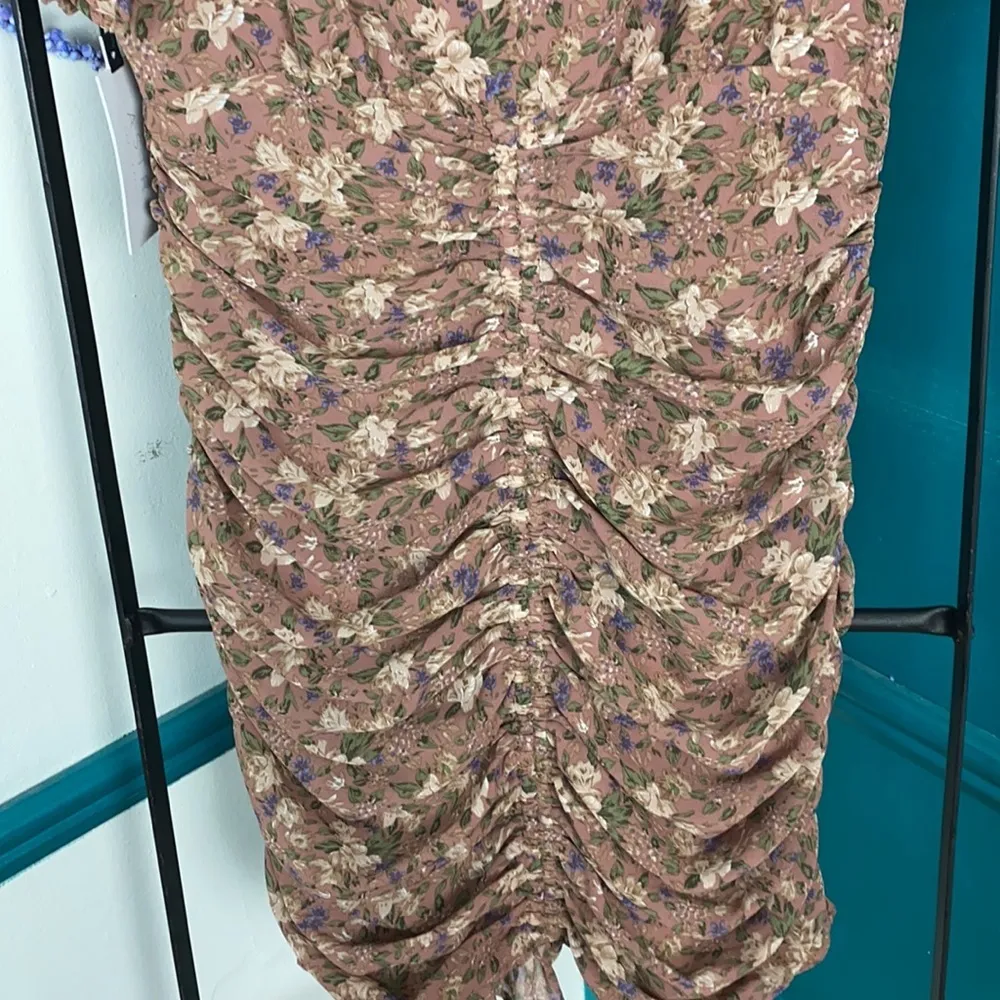 Astr the Label NWT puff sleeve ruched floral dress - Image 7