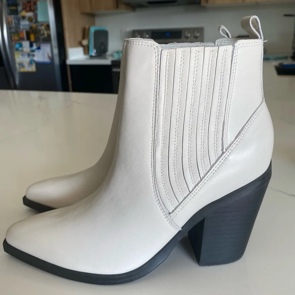NWOT Marc Fisher Women's Matter Block Heel White Pointed Toe Booties Ankle Boots - Image 4
