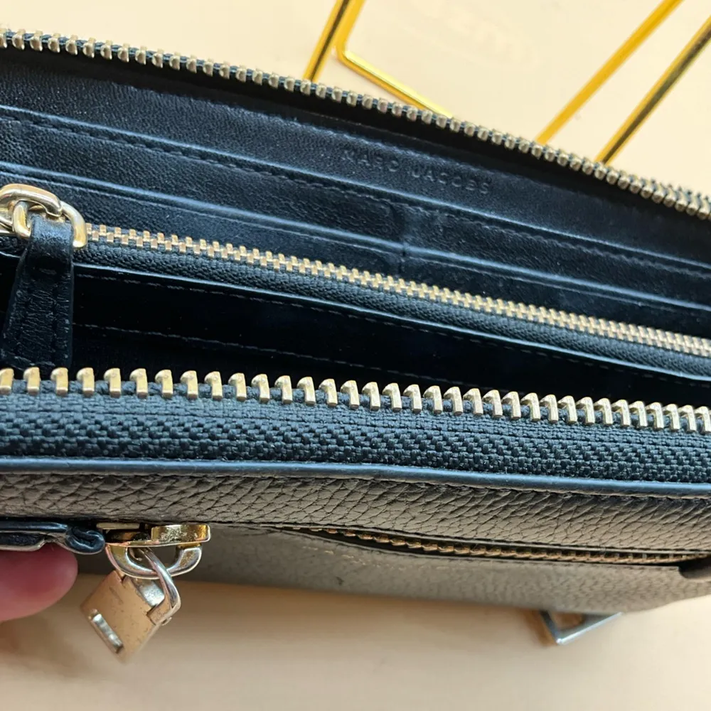 The Continental Marc Jacobs Black Pebbled Leather Zip Around Long Wallet - Image 6