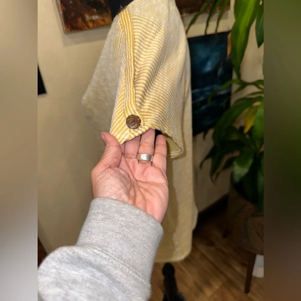 EUC W5 White & Mustard Vertical Stripe Poly Blend Blouse Top  Size Large - Image 4