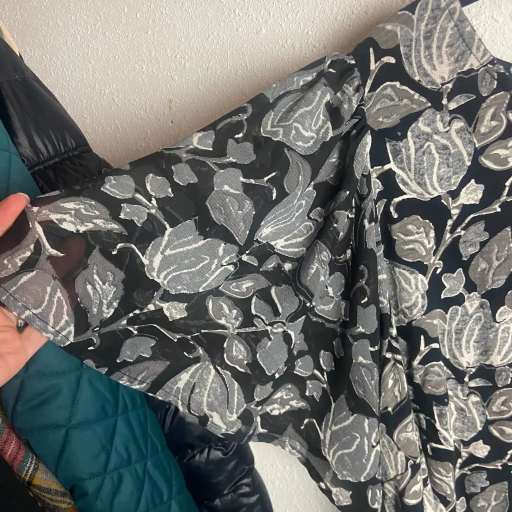 Lucky Brand Size 3X Dark Floral Blouse Flutter Sleeve Black Grey Boho Scoop Neck - Image 4