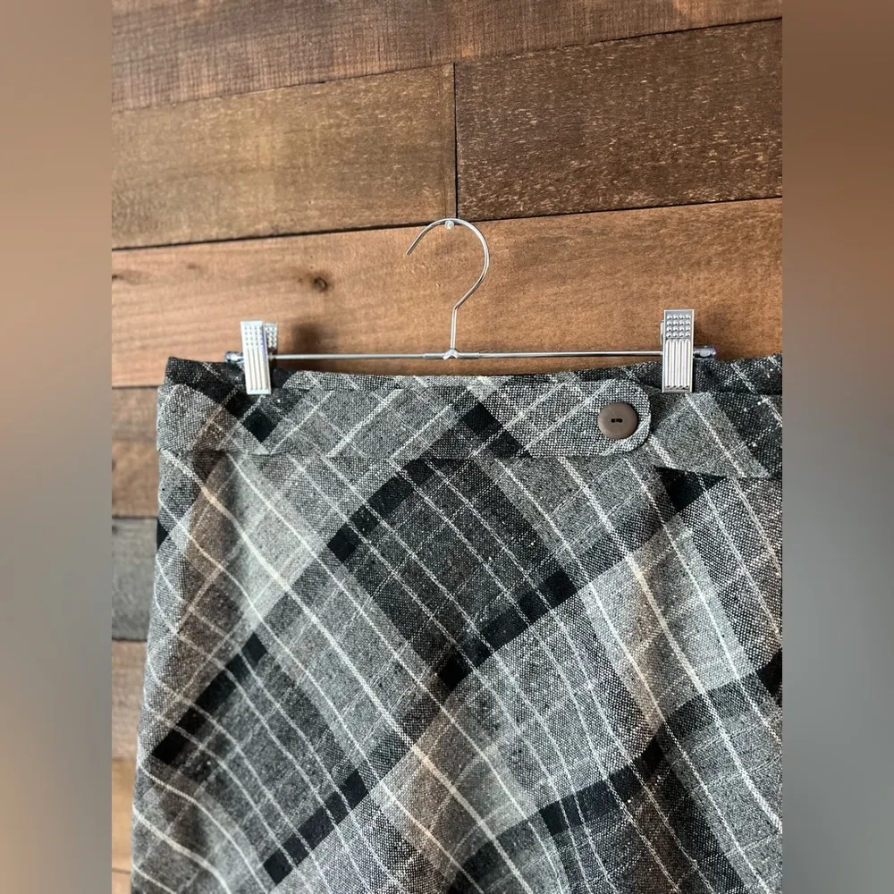 Y2K H&M Plaid Grey & Black Mini Skirt – Faux Belt Detail - Image 3