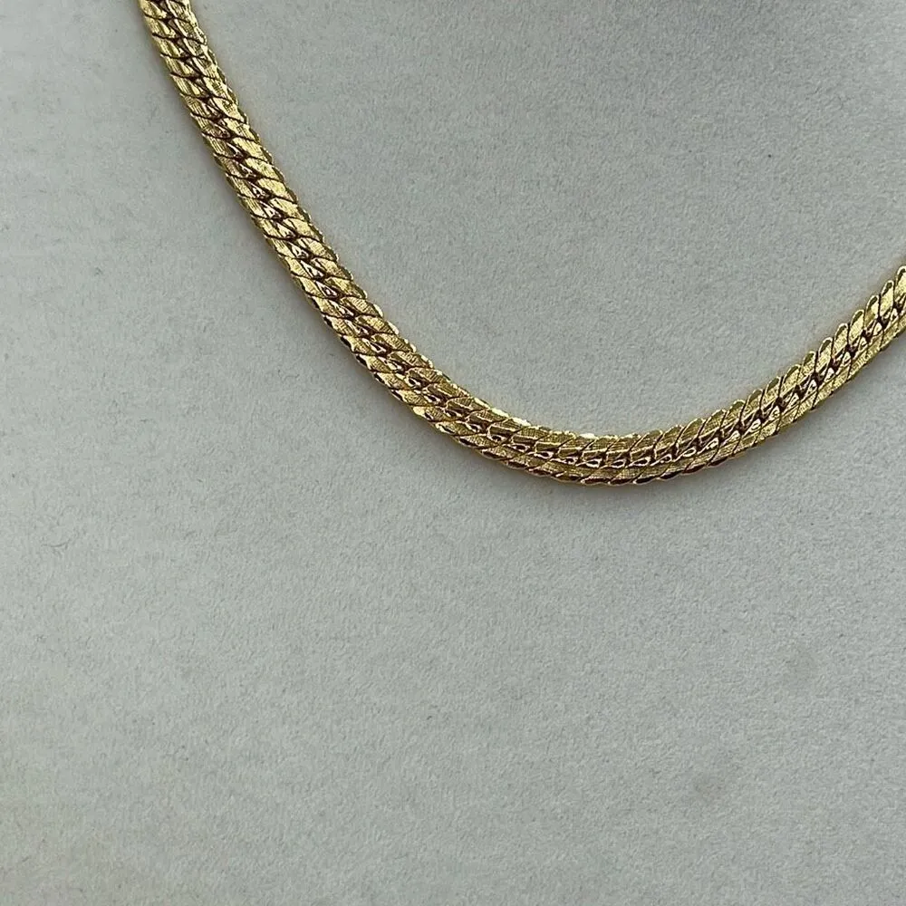 Vintage gold tone textured herringbone choker chain. Gold - Image 2