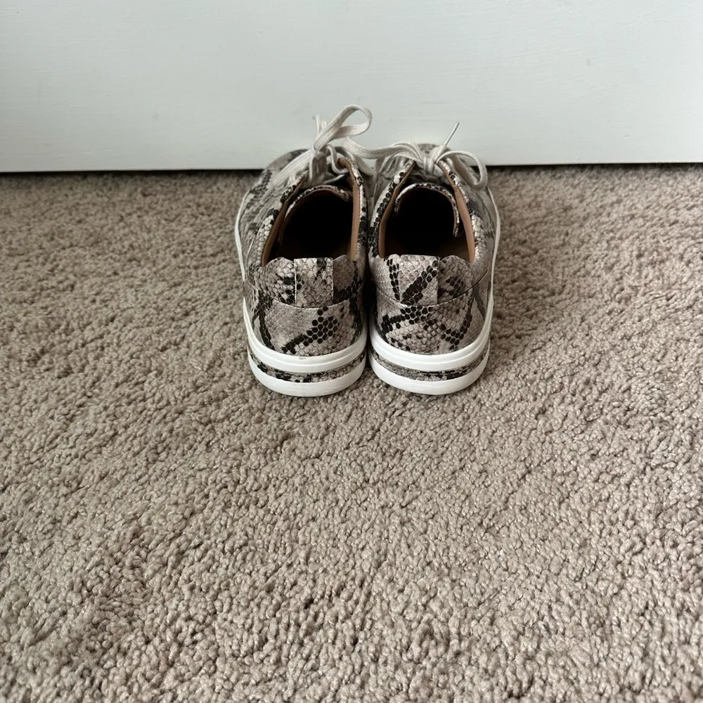 Clarks Unstructured Women's Un Maui Snakeskin Print Lace-Up Sneakers size 8 - Image 3