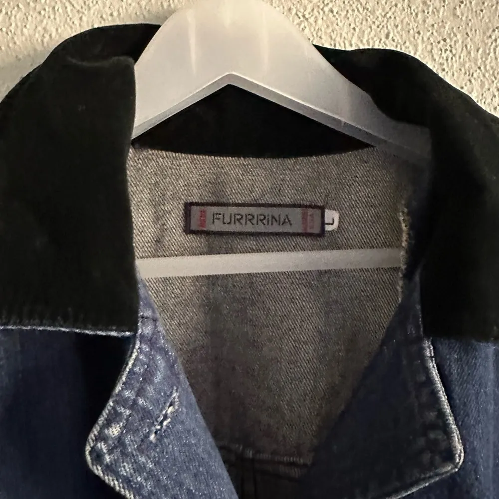 Furrina Vintage Jean Jacket with beaded embroidery on pockets & back Size Large Blue - Image 2