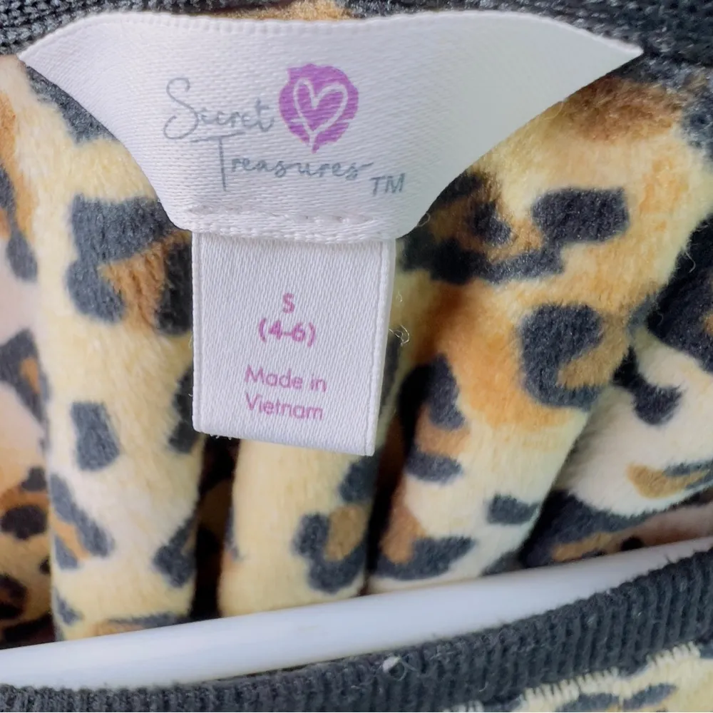 Secret Treasures Size Small (4-6) Long Sleeve Crewneck Animal Print Velo… - Image 3