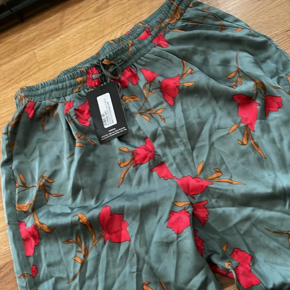 PrettyLittleThing Green and Red Joggers with Elastic Waistband - Image 4